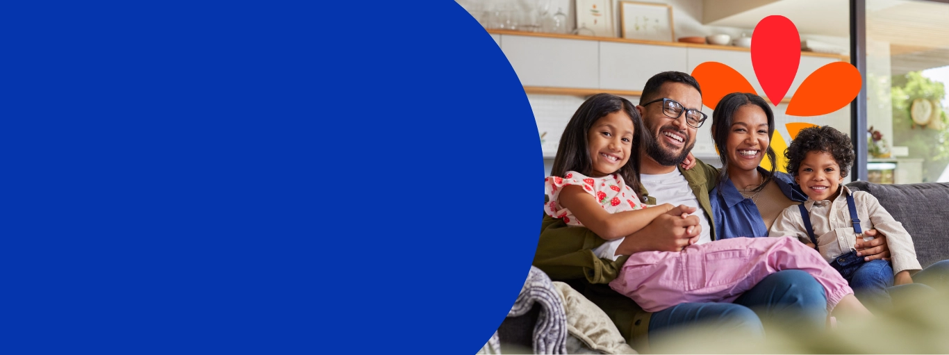 Família feliz reunida no sofá, sorrindo em um ambiente acolhedor, com elementos gráficos que reforçam o bem-estar e a identidade da marca.