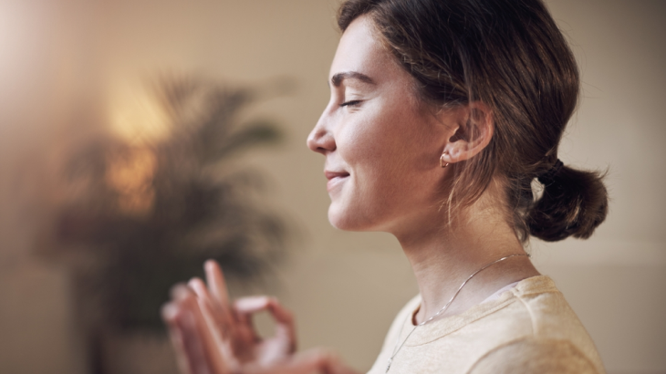 Mulher meditando