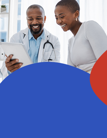 Médica cumprimentando paciente em consultório de forma acolhedora e sorridente