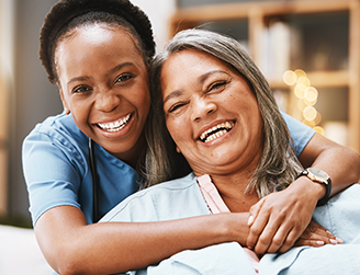 Enfermeira e paciente mulher se abraçam