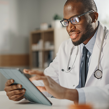 Médico realiza consulta online com paciente