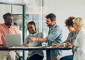 Time de trabalhadores em escritório